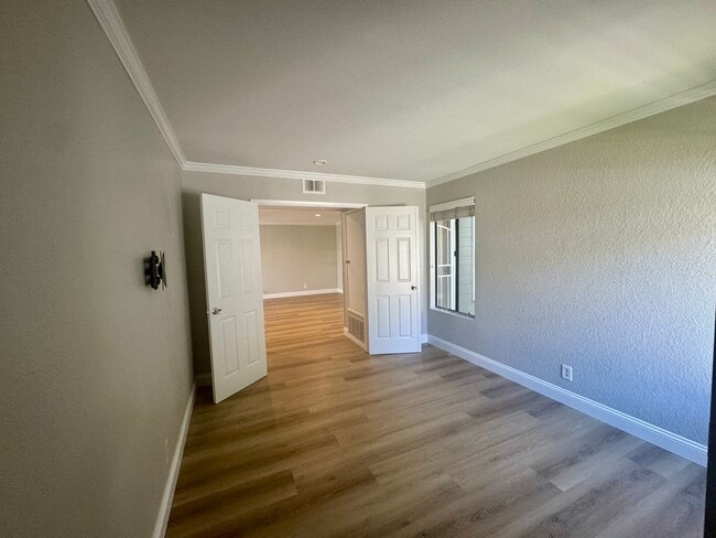 Building Photo - 2 Bedroom, Newly Renovated Beautiful Condo...