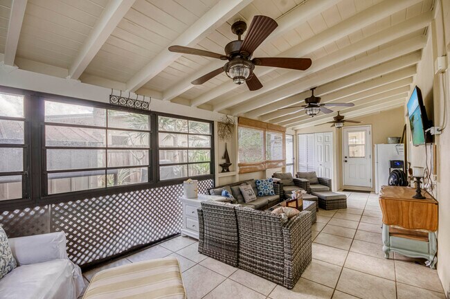 Building Photo - 404 S Caloosahatchee Ave