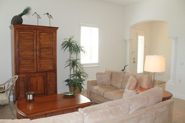 Building Photo - AVAILABLE May 1-2026 ...Spacious and Bright 3 bedroom-2.5 bath ground floor Condo in popular Hamm...