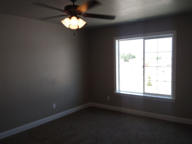 Building Photo - Newer town home living in the heart of Cedar City!