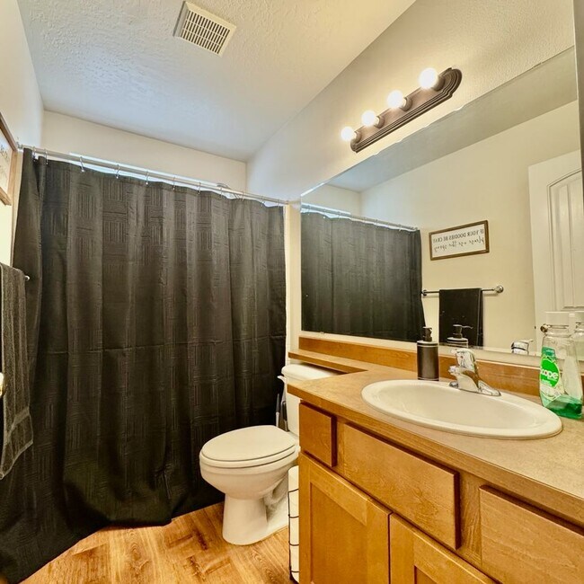Building Photo - Cute 3 bed 2 bath unit for rent!