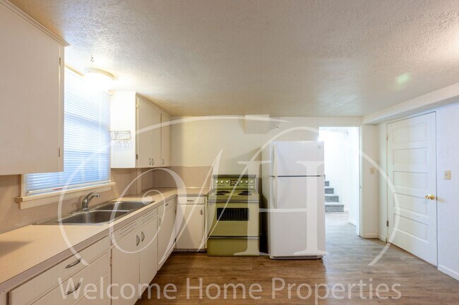 Building Photo - 427 SW Bade Ave