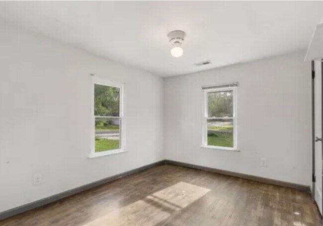 Building Photo - 3 Bedroom | 1 Bathroom | 1 Car Detached Ga...