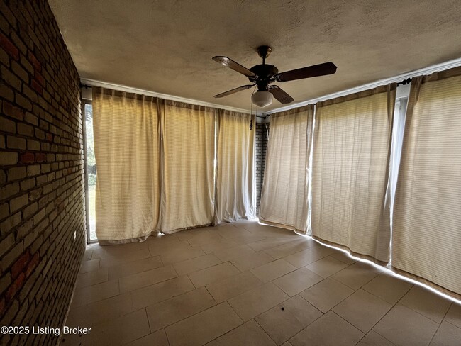 Building Photo - 607 Southview Dr