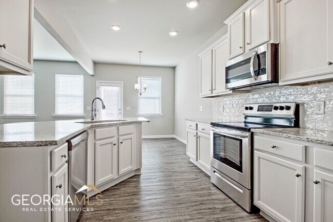 Building Photo - Prime Newnan Location! 2023 build, 3 bedroom townhome within walking distance to Downtown, The LI...