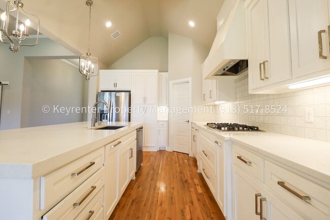 Building Photo - COMING SOON! Marvelous and Modern 3 Bed/ 3.5 Bath Home in South Broken Arrow!