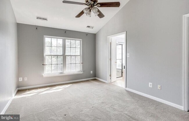 Building Photo - 25242 Dunvegan Square