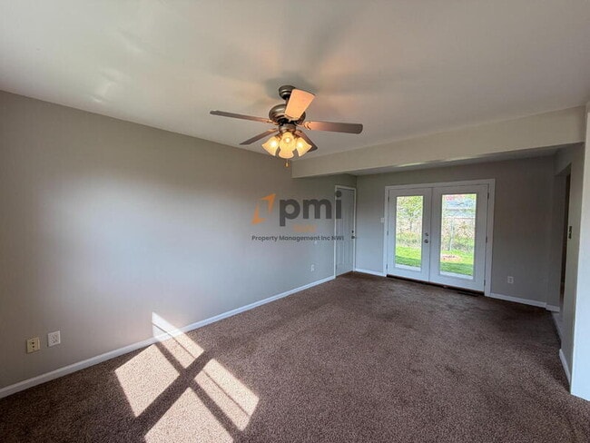 Building Photo - 365 Raven Ct