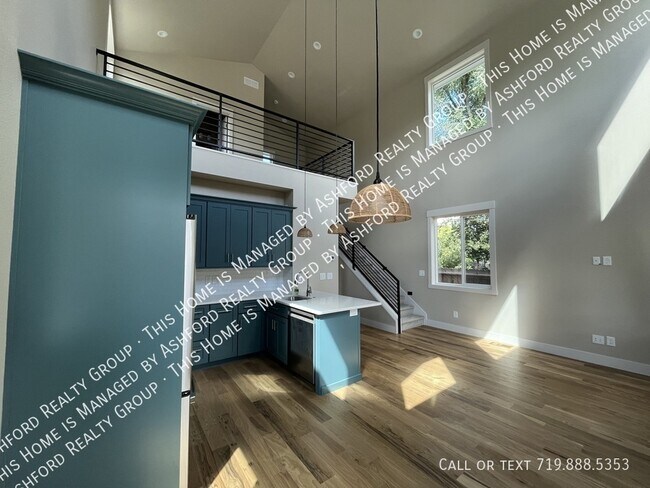 Building Photo - 839 E Willamette Ave