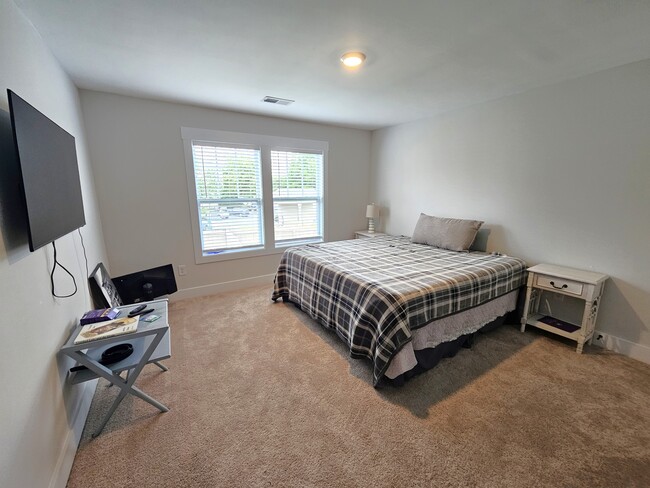 Building Photo - 301 Albemarle Ln