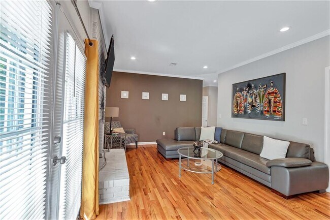 Building Photo - 2418 Bollingbrook Dr SW