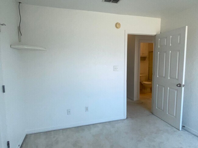 Building Photo - 4 BEDROOM, EASY COMMUTE