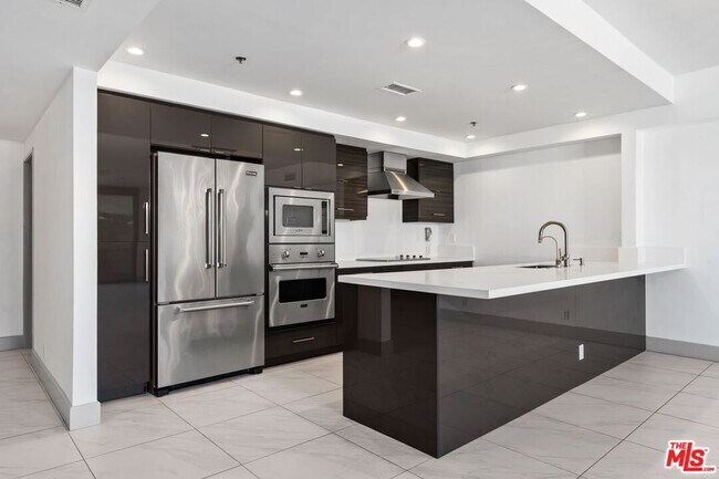 Building Photo - 10660 Wilshire Blvd
