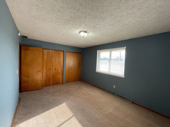 Building Photo - Two bedroom one bathroom apartment for rent