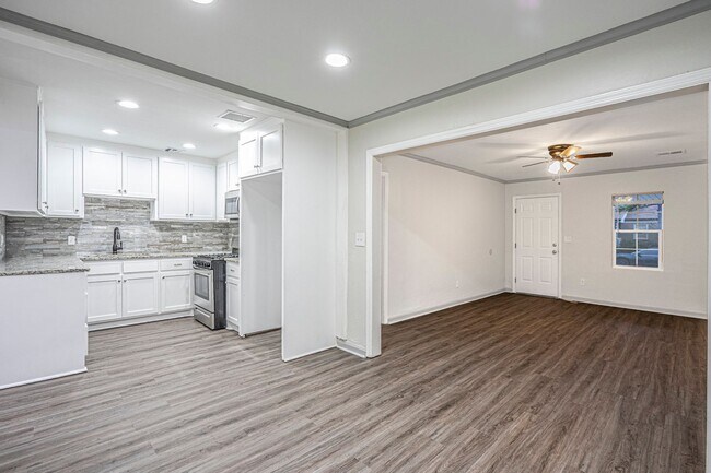 Building Photo - Updated 3 Bed 1 Bath - Large fenced in yar...