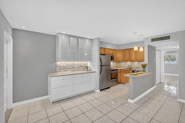 Building Photo - 4051 NE 13th Ave