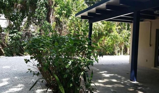 Building Photo - 615 NE 8th Ave