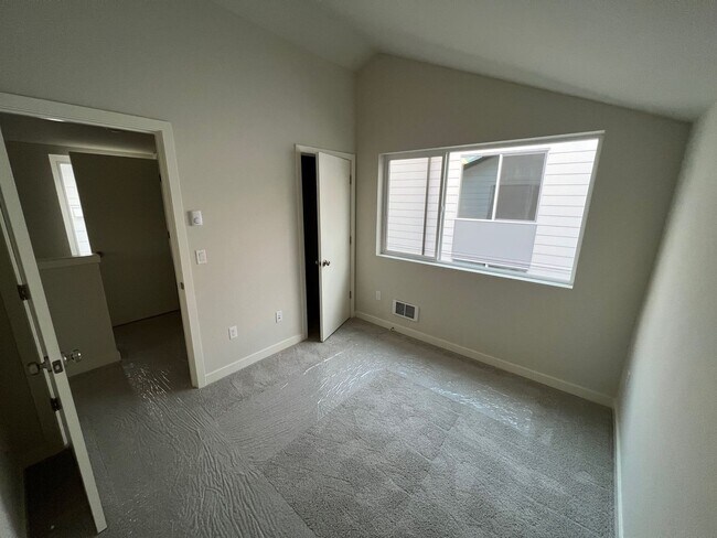 Building Photo - Immaculate 3 Bed 2 Bath Seattle Townhome @ An Incredible Location!