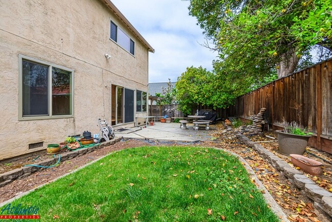 Building Photo - Lovely Home | Bonus Room | A/C | Solar Panels