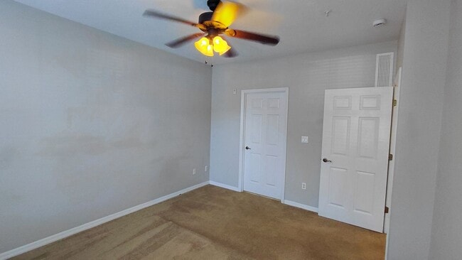 Building Photo - 3 Bedroom, 2 Bath Condo in Lakeside at Lak...