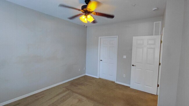 Building Photo - 3 Bedroom, 2 Bath Condo in Lakeside at Lakes of Windermere