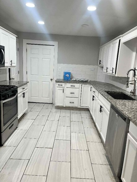 Building Photo - 1018 W Sears St