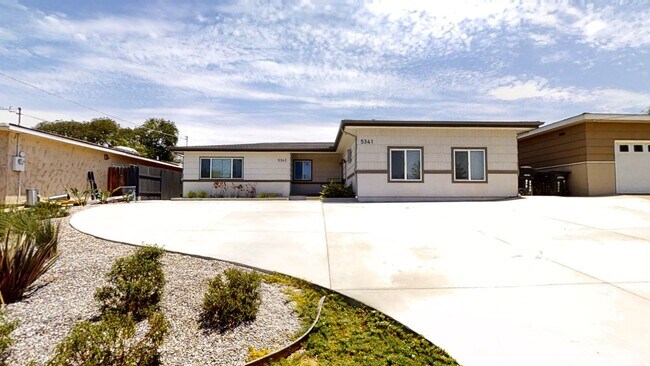 Building Photo - Renovated! 8BD/4BA with POOL!! (Lease Out ...