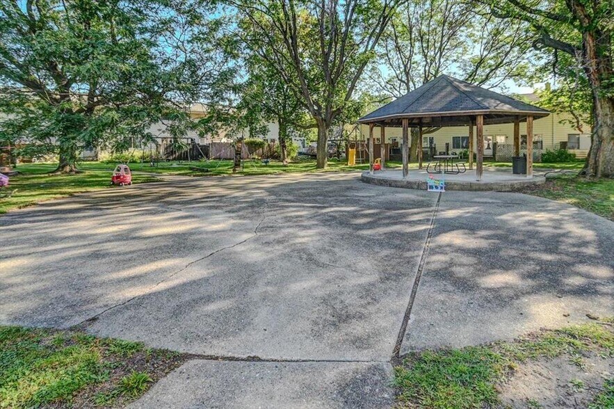 Building Photo - 136 N Lakewood Gardens Ln