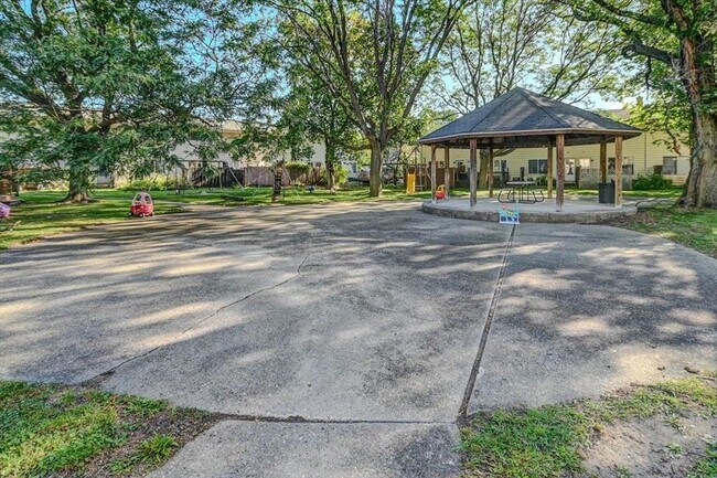 Building Photo - 136 N Lakewood Gardens Ln