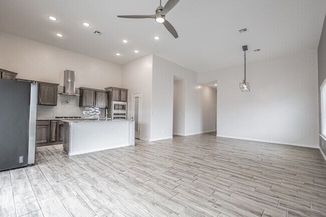 Building Photo - 14852 Mike a Mendoza Ave