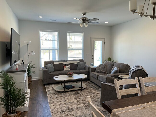 Building Photo - Beautiful Home in the Westhill Community - 6 Months Lease