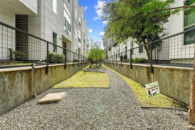 Building Photo - 5854 E Post Oak Ln