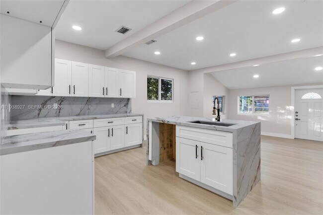 Building Photo - 559 NW 2nd St