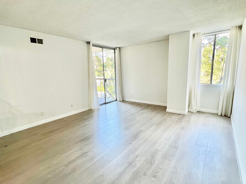 Building Photo - 441 N Oakhurst Dr