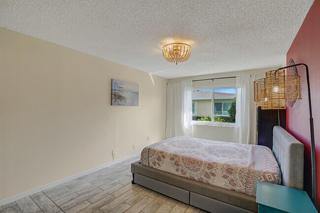Building Photo - 202 W High Point Terrace
