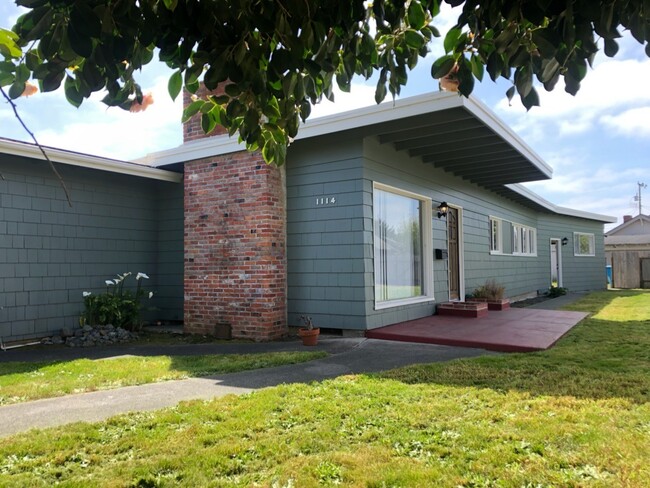 Primary Photo - East Eureka! Very cool house and yard! 4/2...