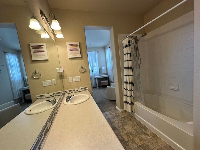 Building Photo - 2 Bed 3 Bath Townhouse with  2 Car Attache...