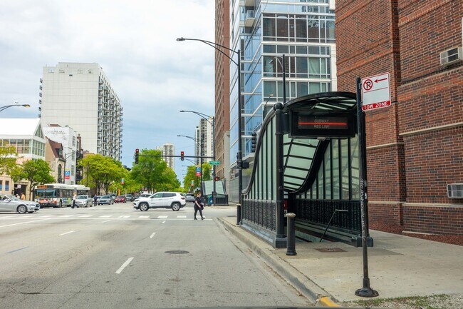 Building Photo - 1140 N La Salle Dr