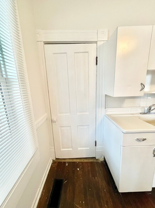 Building Photo - 2 Bedroom. 1 bath near Beechmont Area