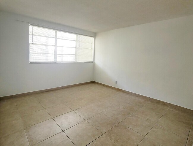 Building Photo - 1333 E Hallandale Beach Blvd