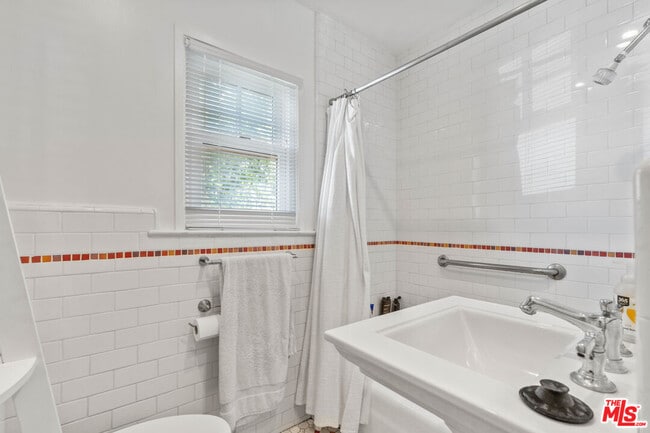 Building Photo - 307 6th Ave