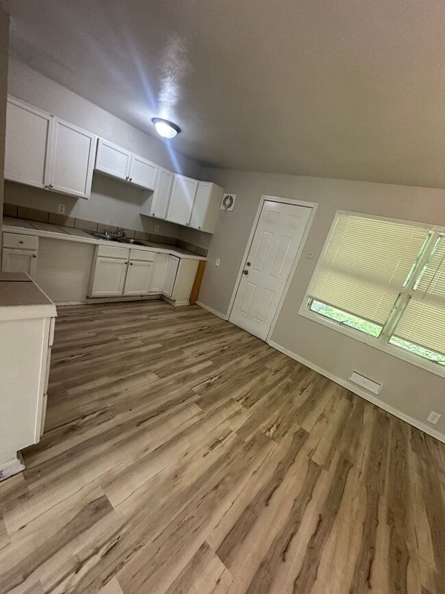 Building Photo - 3 bedroom 1 Bath