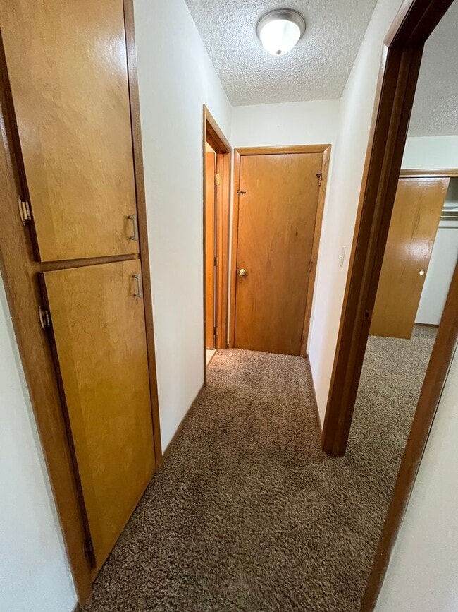 Building Photo - 2 Bed/1 Bath Duplex with Garage and Unfinished Basement!