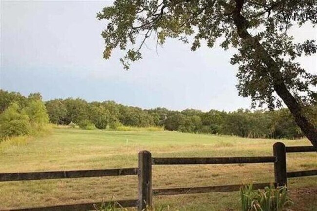 Building Photo - 126 Country Club Dr