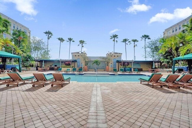 Building Photo - 520 SE 5 Ave