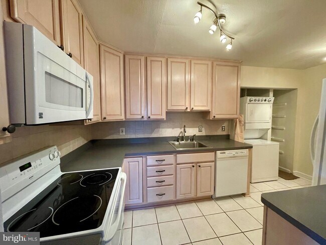 Building Photo - 6101 Edsall Rd