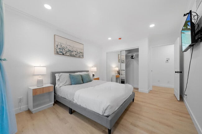 Building Photo - 5048 Bluff Pl