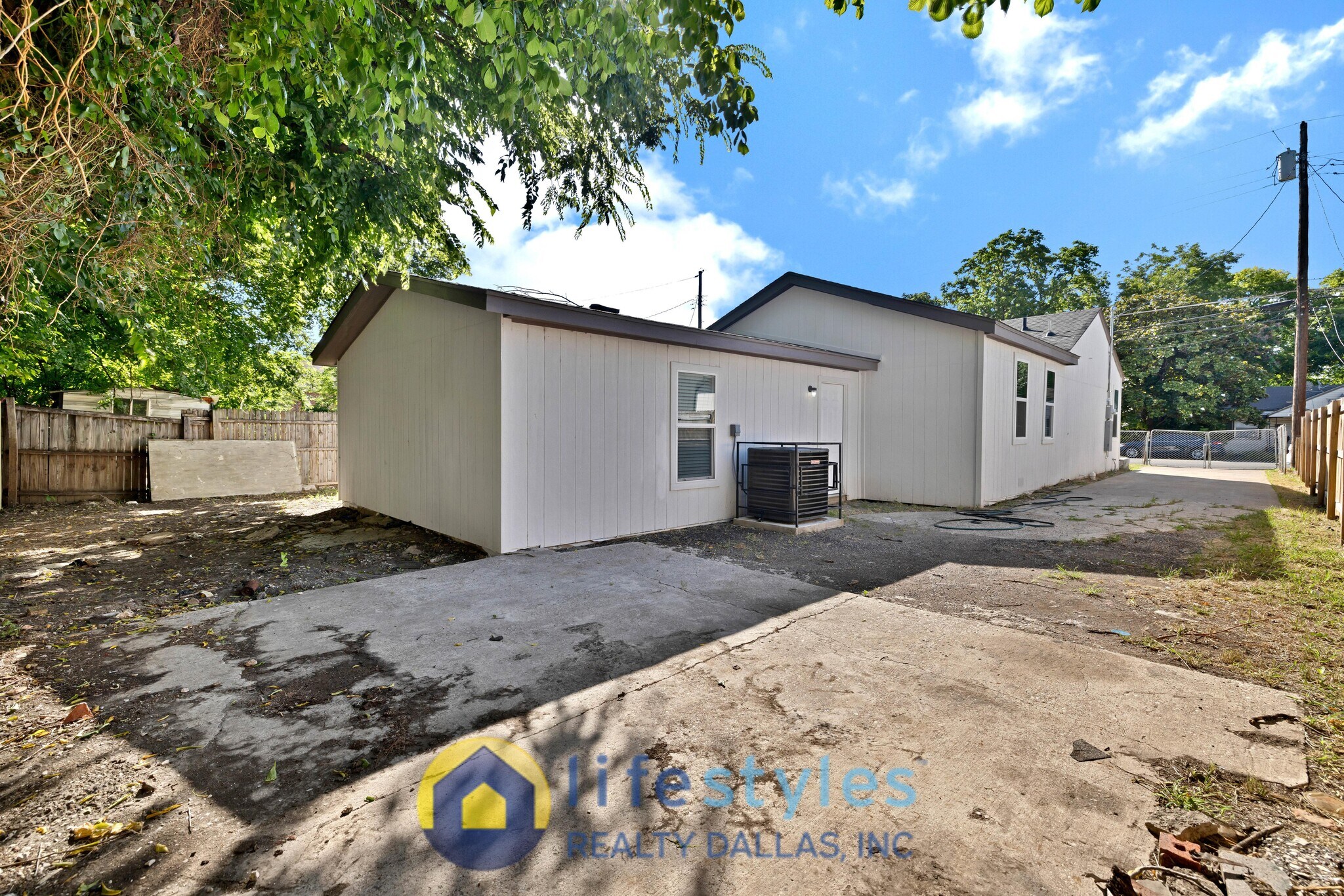 Building Photo - 4015 Spring Ave