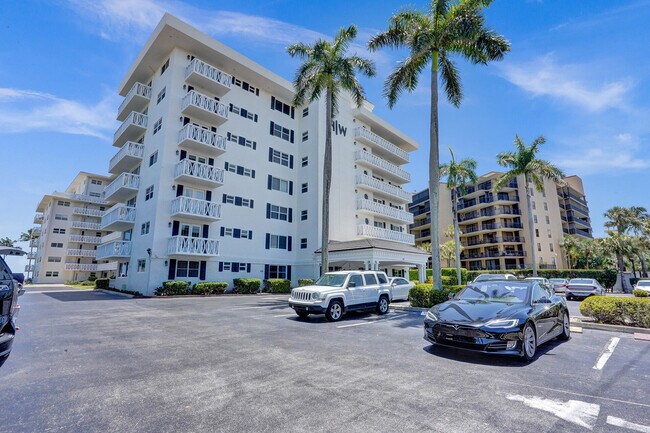 Building Photo - 1021 Hillsboro Mile