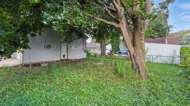 Building Photo - New 3 bedroom listing!